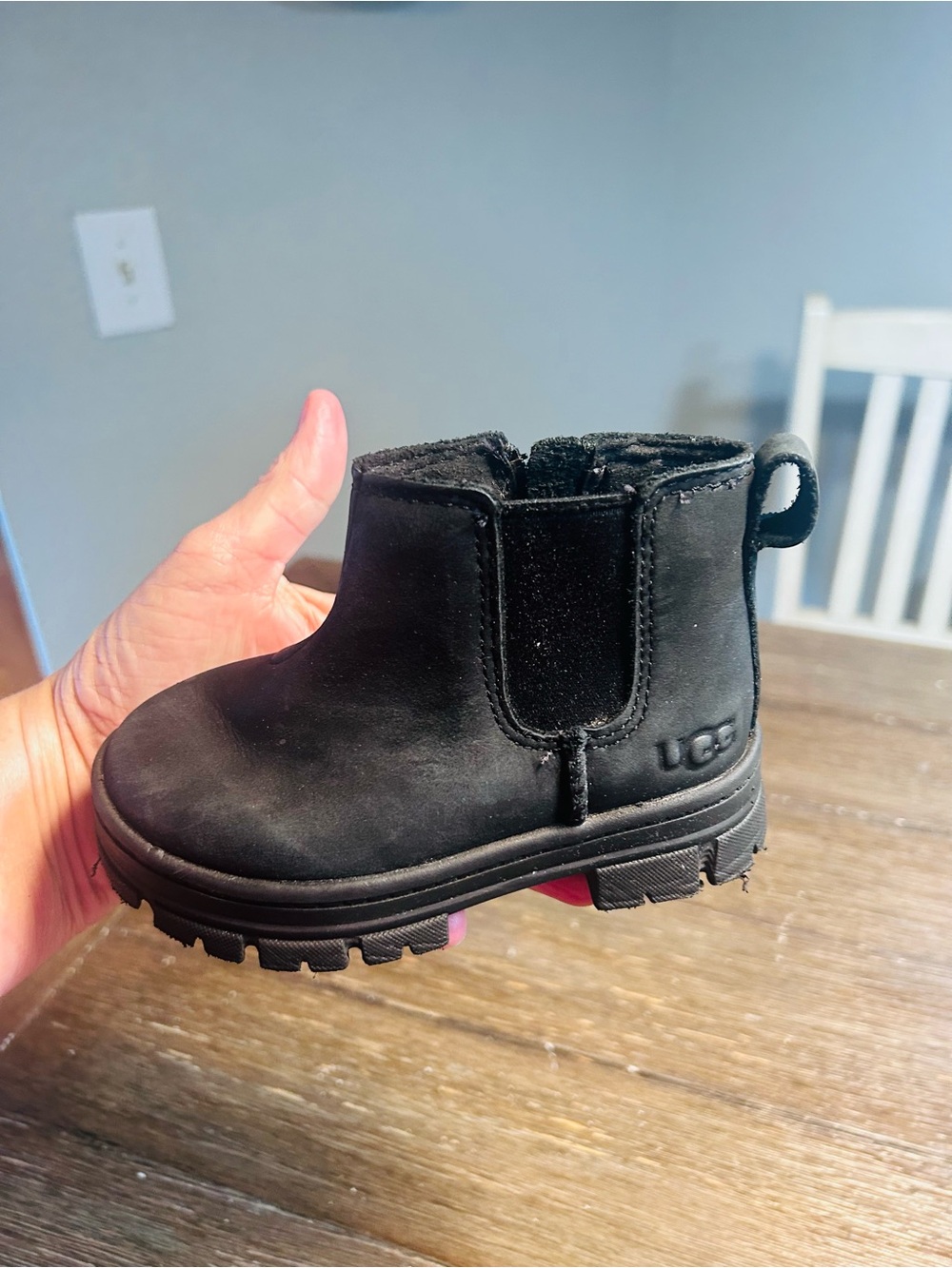 Ugg Ashton unisex Chelsea boots size 7 toddler